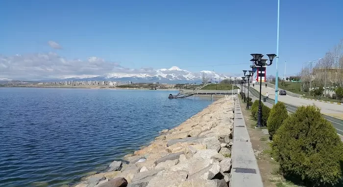 محوطه سرسبز جاده ی کنار دریاچه شورابیل اردبیل و آب زلال و مواج 54154152