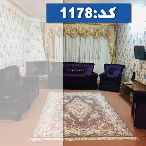 مبلمان بنفش رنگ و میز تلویزیون سالن نشیمن آپارتمان در شهرک حافظ