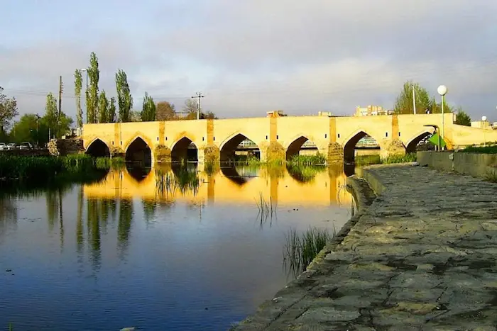 پل قدیمی بر روی رودخانه در آسمان ابری پل هفت چشمه 3265464