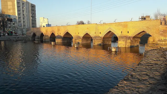 نمای پل آهکی هفت چشمه بر روی رودخانه آبی و انعکاس پل بر روی رودخانه 645465656