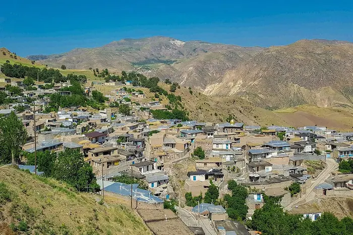 خانه های روستایی در کنار کوه های مرتفع در روستای ملاباشی اردبیل 4857486