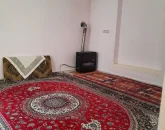 اتاق پذیرایی فرش شده به همراه بخاری خانه ویلایی در اردبیل 4978976843967