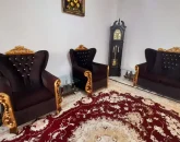 اتاق پذیرایی فرش شده به همراه مبلمان خانه در اردبیل 34598644758