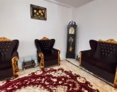 اتاق پذیرایی فرش شده به همراه مبلمان خانه در اردبیل 3459864758