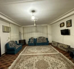 اتاق پذیرایی فرش شده به همراه مبلمان خانه ویلایی در اردبیل 58678568404