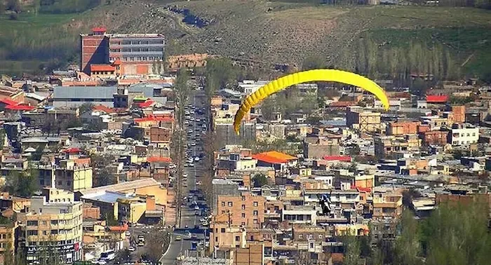 پاراگلایدر در بالای سطح شهر مشگین شهر در اردبیل 15368146768