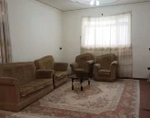 اتاق پذیرایی فرش شده به همراه مبلمان خانه در ملایوسف اردبیل 84759805084