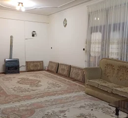 اتاق پذیرایی فرش شده به همراه مبلمان و بخاری گازی خانه در ملایوسف اردبیل 8475980475084