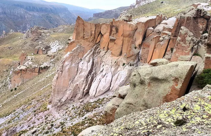 نمایی از سنگ ها و صخره ها در شیروان دره سی اردبیل 1465878674652