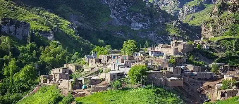 خانه های روستایی در کنار تپه ها و کوه های سرسبز روستای مک تپه، یکی از روستاهای اردبیل 8974583947504