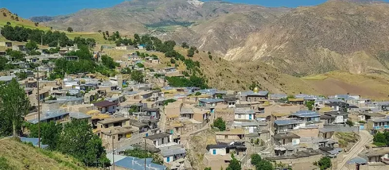 خانه های روستایی در کنار کوه های مرتفع در روستای ملاباشی اردبیل 4857486